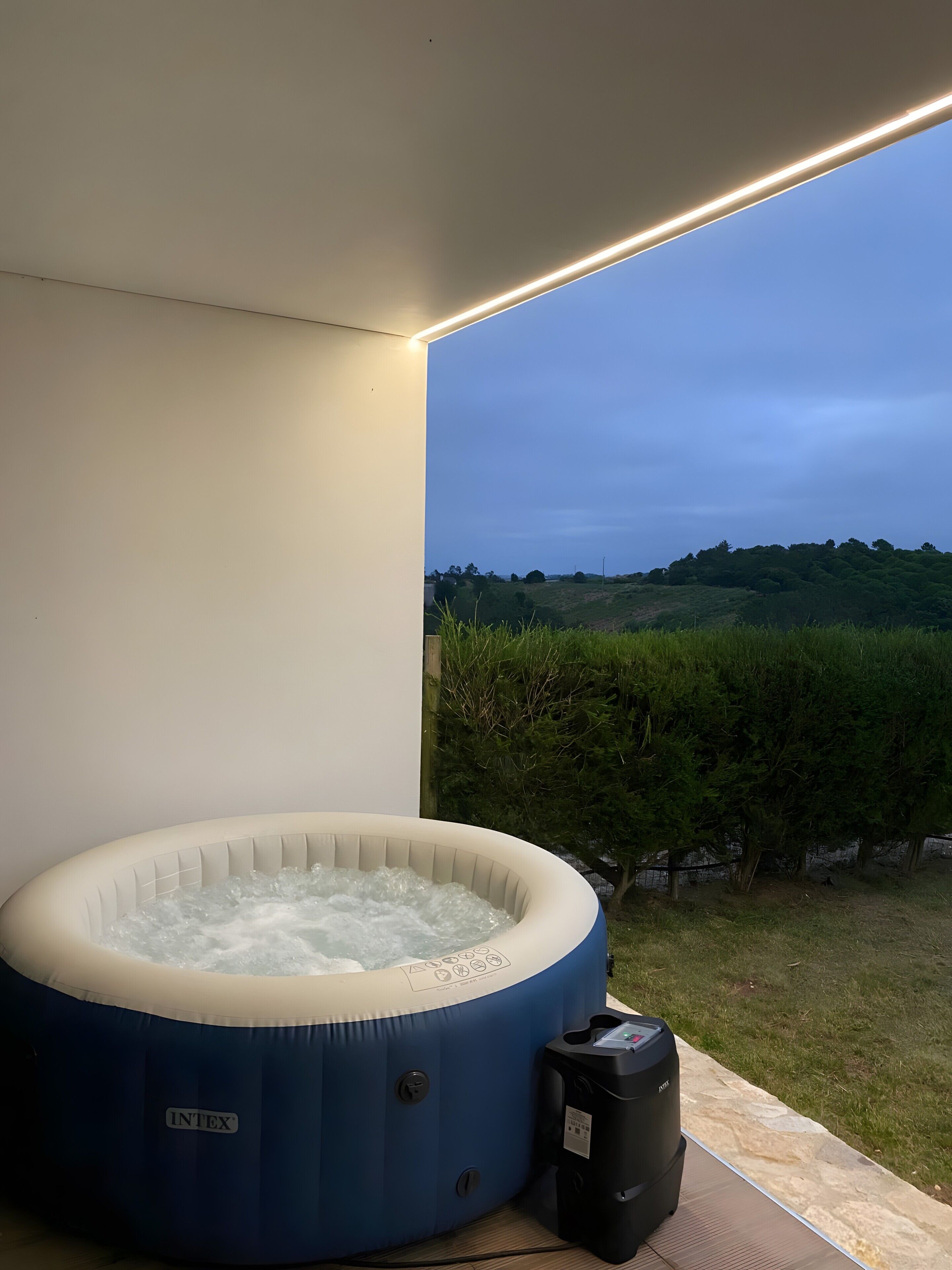 Outdoor spa tub