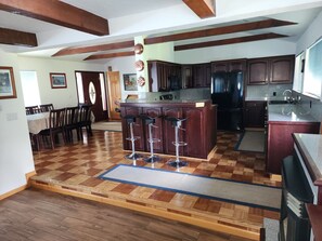 Microondas, horno, placa de cocina y lavavajillas