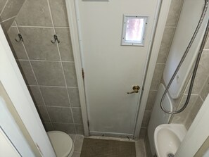 Bruser, hårtørrer, håndklæder, Sæbe