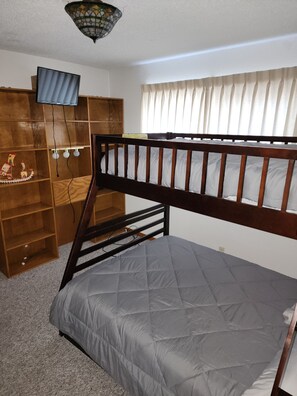 4 bedrooms, desk, iron/ironing board, WiFi