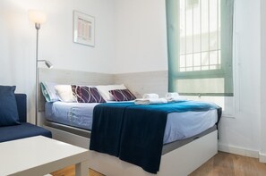 1 bedroom, iron/ironing board, WiFi, bed sheets - Modern Studio by the River with Wi-Fi and Air Conditioning (Seville)