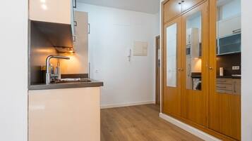 Een koelkast, een magnetron, een kookplaat