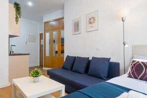 TV - Modern Studio by the River with Wi-Fi and Air Conditioning (Seville)