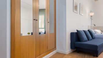 1 slaapkamer, een strijkplank/strijkijzer, wifi, beddengoed