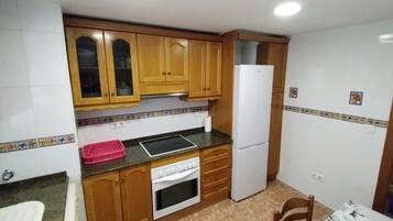 Een microgolfoven, een oven, een kookplaat, een vaatwasser