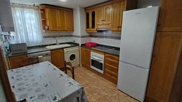 Een magnetron, een oven, een kookplaat, een vaatwasser