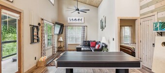 NEW! Mountain Cabin Getaway Jacuzzi & Stunning Views