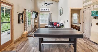 NEW! Mountain Cabin Getaway Jacuzzi & Stunning Views