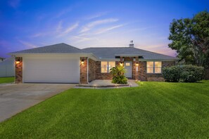Exterior - Driftwood Dreamer Retreat | Quiet Coastal Escape (Gulf Breeze)