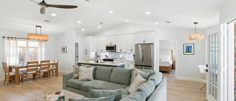 Télévision, cheminée, table de tennis de table, livres