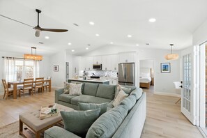 Télévision, cheminée, table de tennis de table, livres