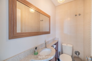 Basic Apartment | Bathroom