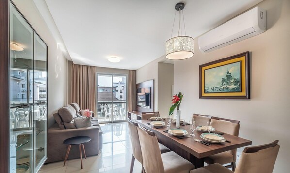 Basic Apartment | Dining