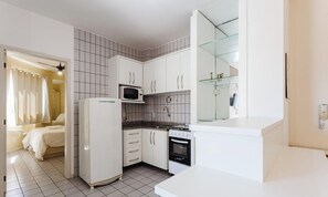Basic Apartment | Private kitchen | Cookware/dishes/utensils - Apartment in Great Location 100m From the Beach Csg305 (Florianópolis)