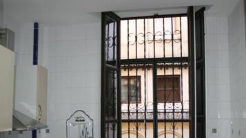 Een koelkast, een magnetron, een kookplaat