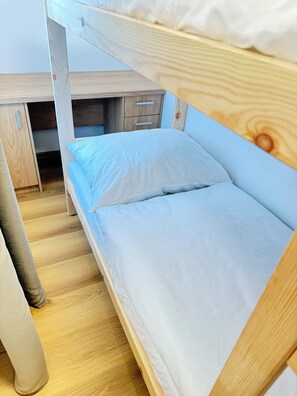 1 chambre, fer et planche à repasser, accès Internet, draps fournis