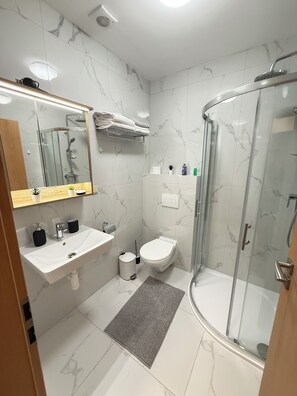 Douche, sèche-cheveux, serviettes fournies, savon