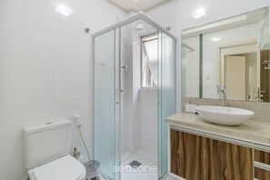 Basic Apartment | Bathroom