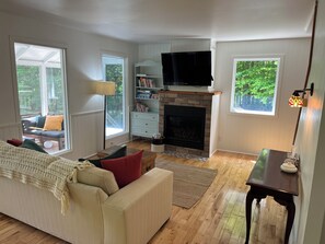 TV, fireplace