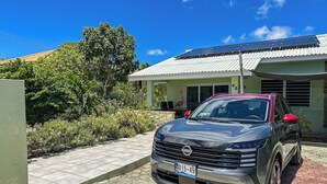 En svart Nissan-SUV stod parkerad framför ett hus med ett grönt tak och ett tydligt nummer, ”45”, på sidan.