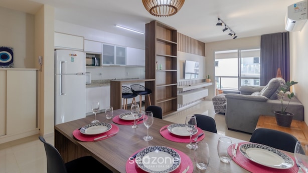 A modern apartment with a dining area, kitchen, and living space. - Comfort Close to Campeche Beach! - Ddl0206 (Florianópolis)