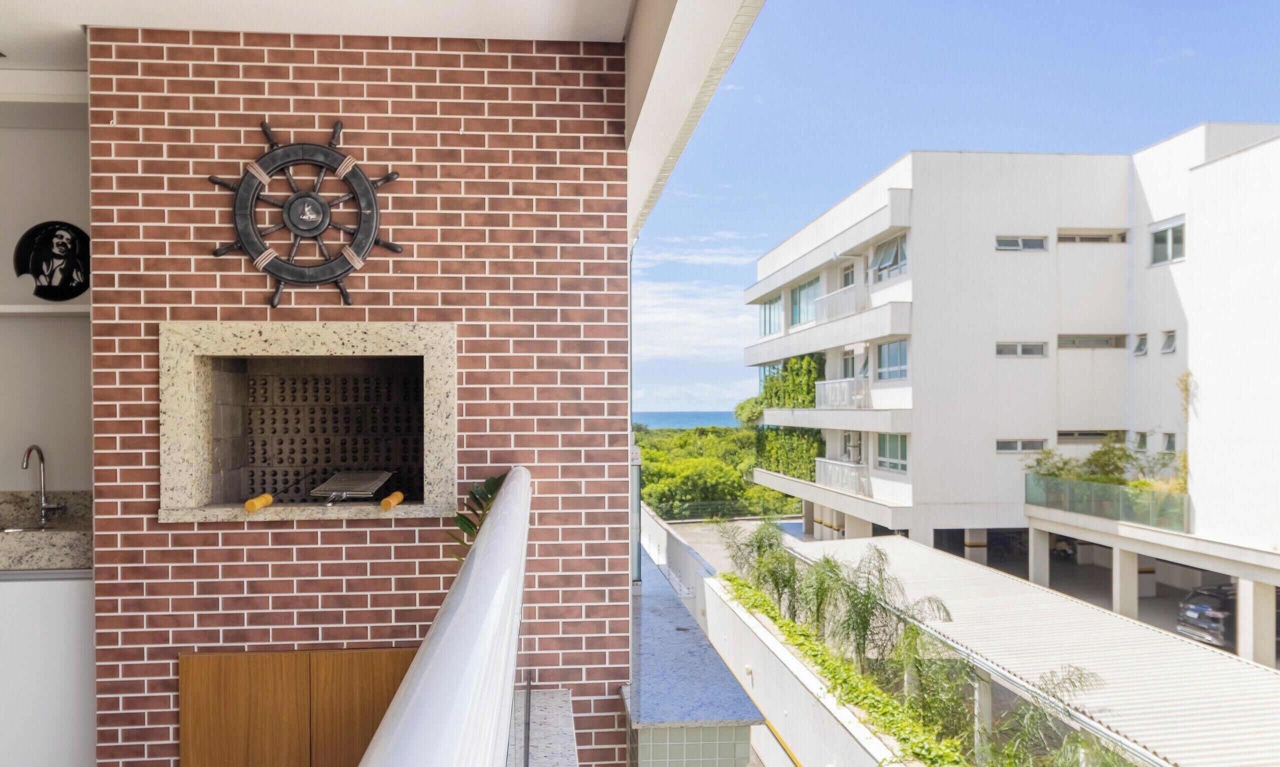 Um apartamento moderno com parede de tijolos, uma roda de navio decorativa e vista para um edifício na rua.