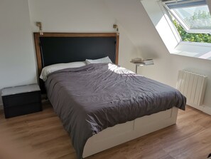 3 bedrooms, iron/ironing board, internet, bed sheets