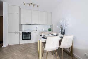 Apartamento conforto, sacada | Ferros/tábuas de passar roupa, Wi-Fi de cortesia