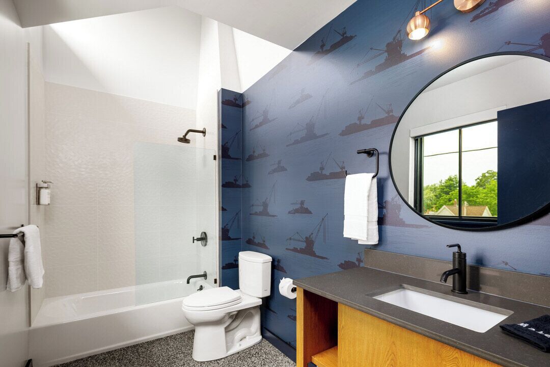 Un baño moderno con bañera, inodoro y lavamanos.