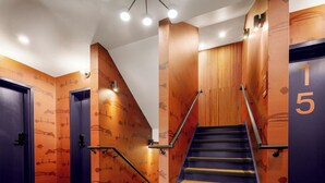 Ein modernes Interieur mit einer Treppe, einer Wand mit einer Nummer und einer Tür.