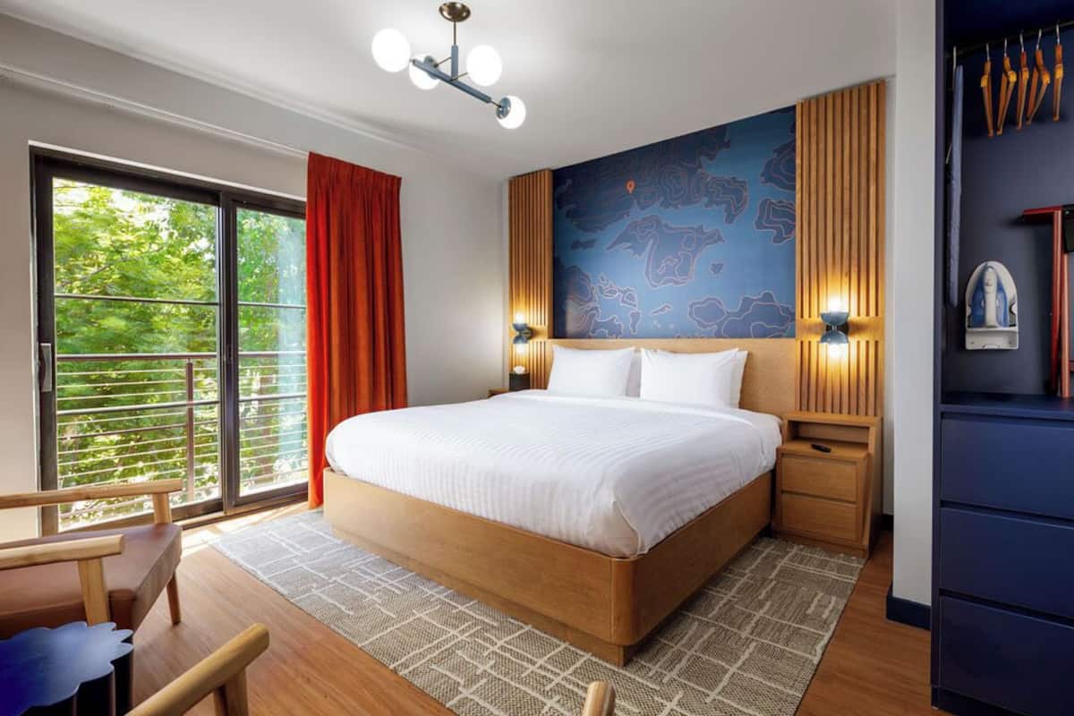 Room, 1 King Bed | Iron/ironing board, free WiFi