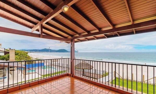 Un balcón con vista a la playa y al océano.