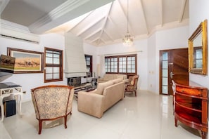 Basic Chalet | Living area