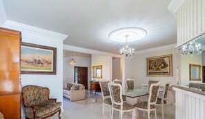 Basic Chalet | Dining