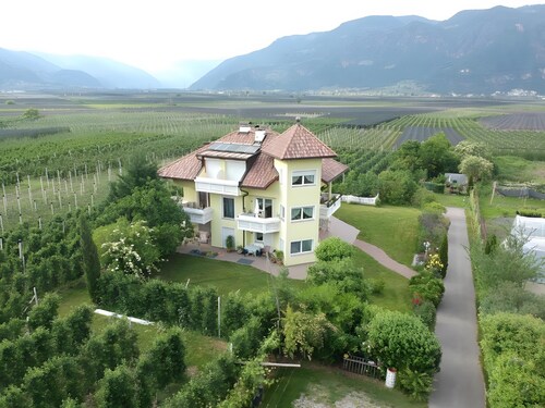 Apartment 'Martinshof in Eppan' mit Balkon und WLAN