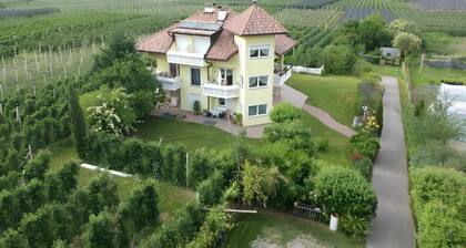 Apartment 'Martinshof in Eppan' mit Balkon und WLAN