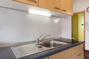 Refrigerador, microondas, parrilla de estufa y cafetera y tetera 