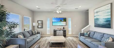 Casa, varias camas, patio, vista al océano (Pass Time) | Área de sala de estar | Televisión de pantalla plana de 55 pulgadas con canales digitales