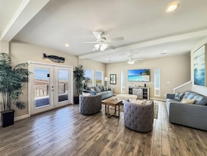 Ferienhaus, Mehrere Betten, Terrasse, Meerblick (Pass Time) | Wohnbereich | 55-Zoll-Flachbildfernseher mit Digitalempfang