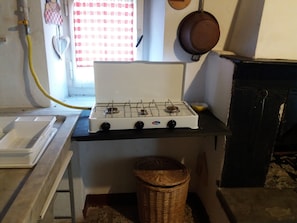 Frigorifero, piano cottura, pentole/stoviglie/utensili, spezie