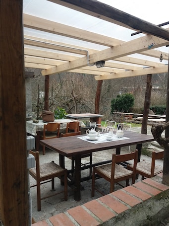Outdoor dining. Apartment 'Casa 6 Posti Letto' with Mountain View, Shared Garden and Balcony