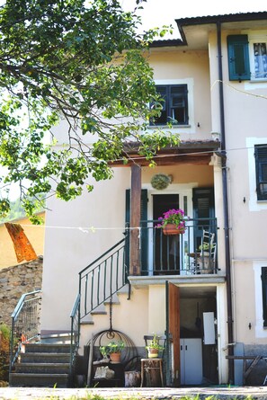 Exterior detail - Apartment 'Casa 6 Posti Letto' with Mountain View, Shared Garden and Balcony (Piana)