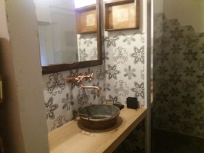 Ducha, secador de pelo, toallas