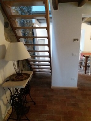 Interior - Apartment 'Casa 6 Posti Letto' with Mountain View, Shared Garden and Balcony (Piana)