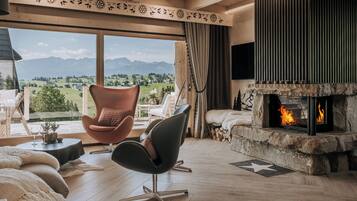 Luxury Chalet, Mountain View | Blackout curtains, iron/ironing board, free WiFi