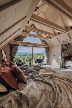 Luxury Chalet, Mountain View | Blackout curtains, iron/ironing board, free WiFi