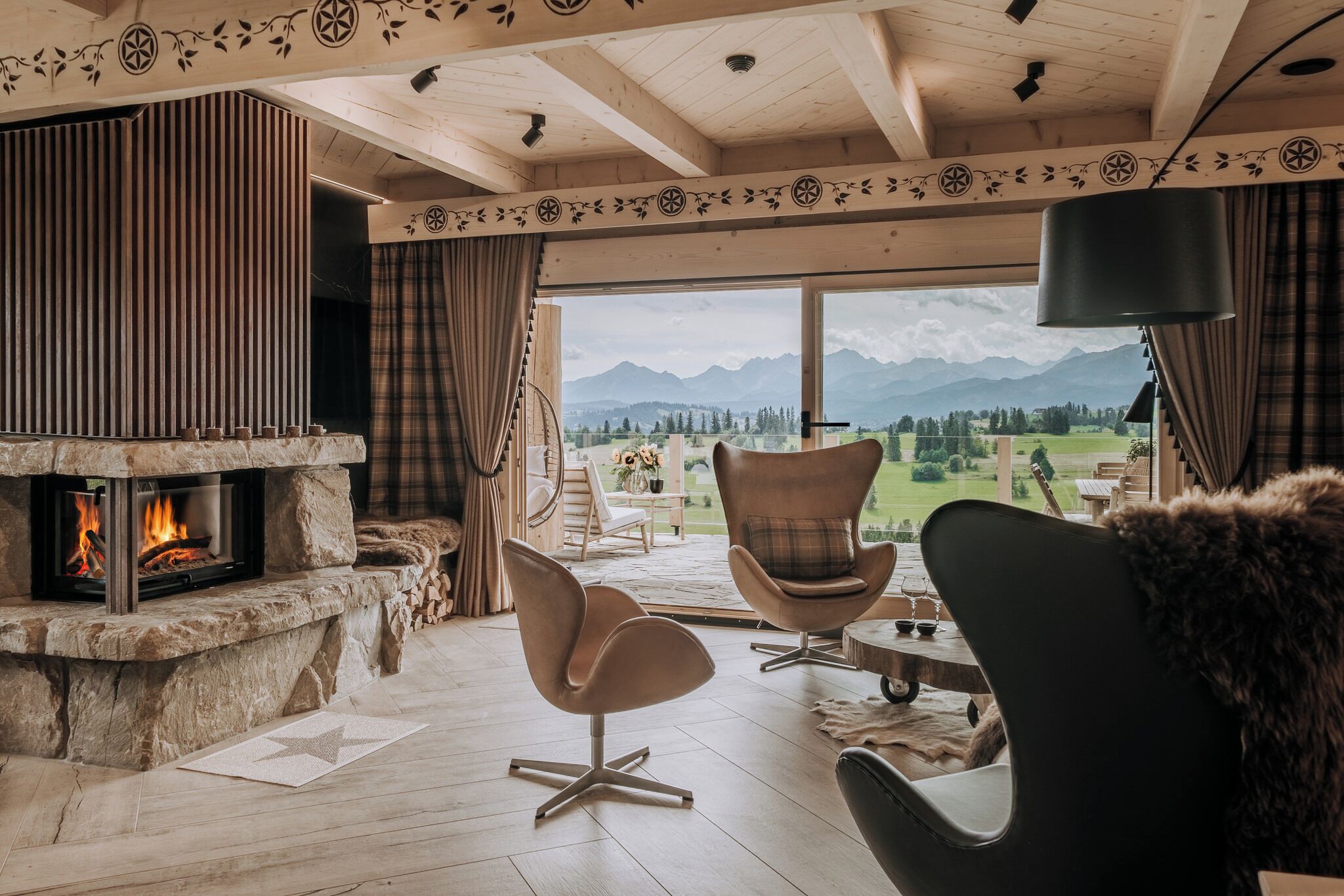 Nhà Cao cấp, quang cảnh núi | Khu phòng khách | TV LED 65-inch có truyền hình vệ tinh, Netflix, đầu đĩa DVD 