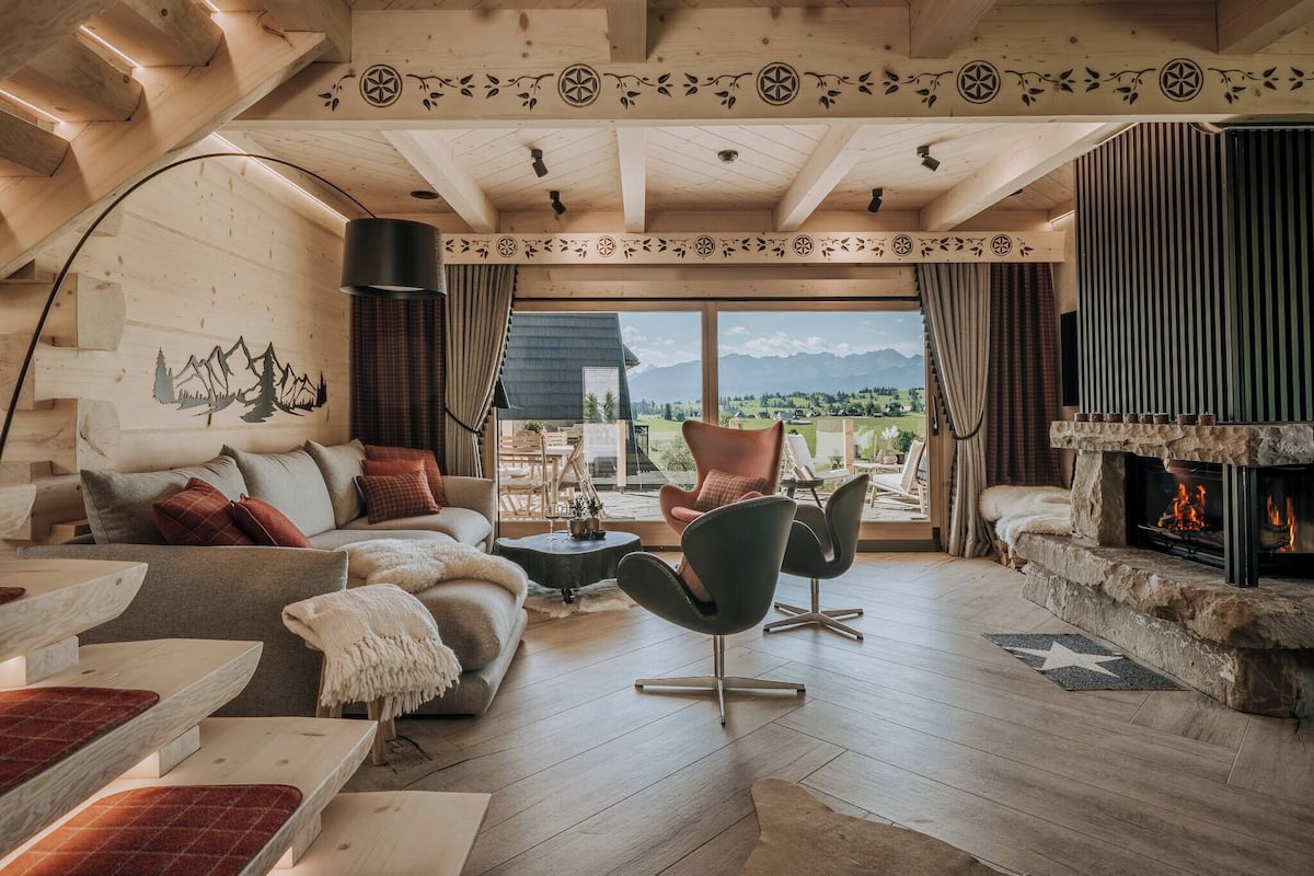 Luxury-Chalet, Bergblick | Wohnbereich | 65-Zoll-LED-Fernseher mit Satellitenempfang, Netflix, DVD-Player