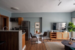 Geladeira, micro-ondas, fogão, torradeira