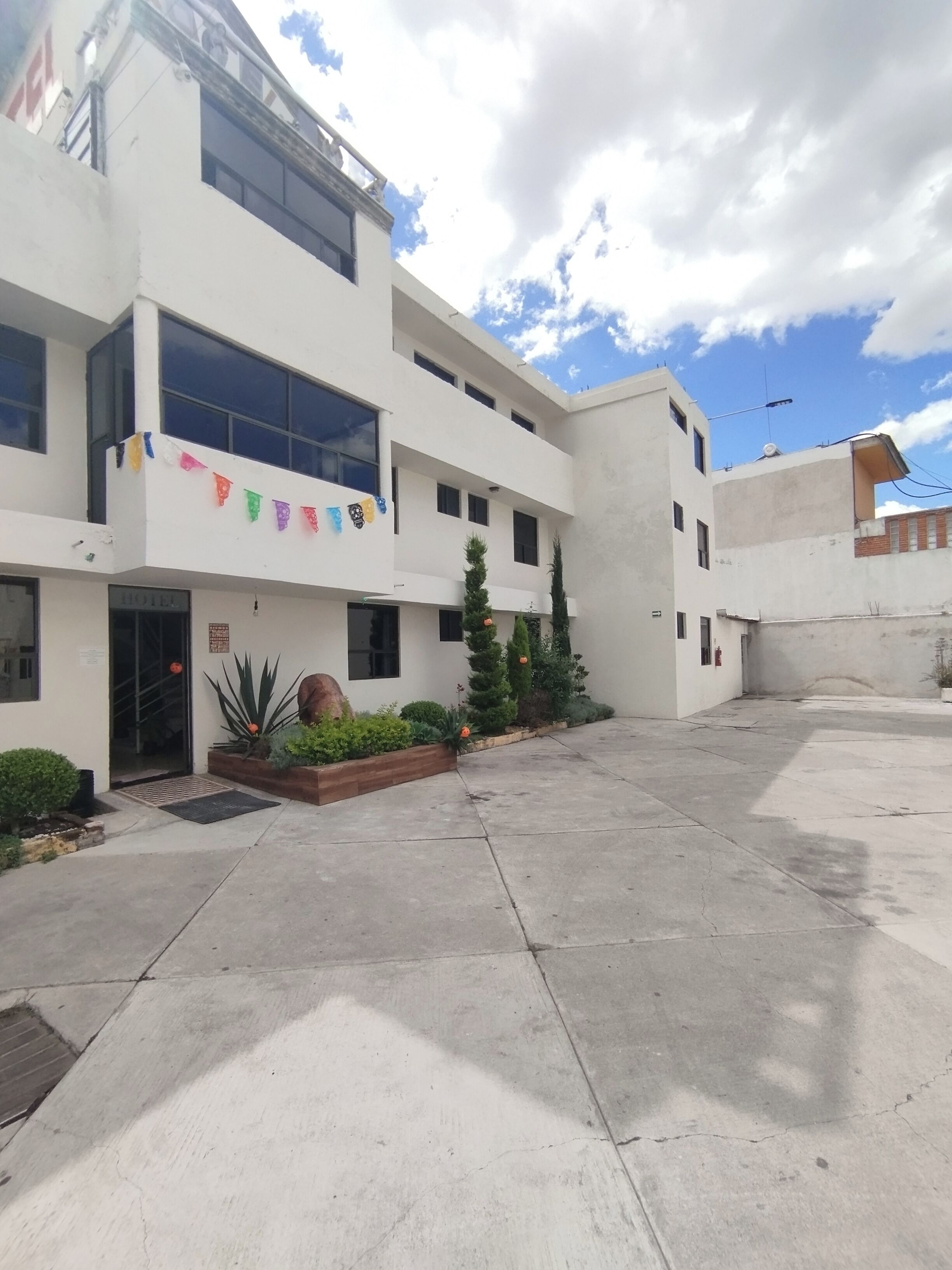 Vista frontal de la propiedad